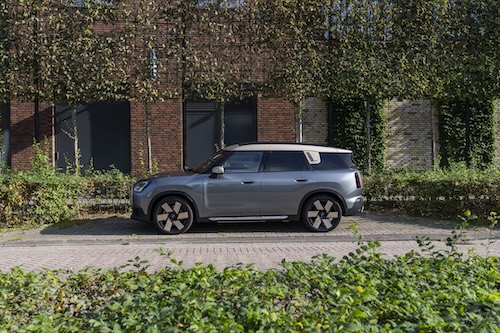 Mini Countryman SE All4 parked in front of a building