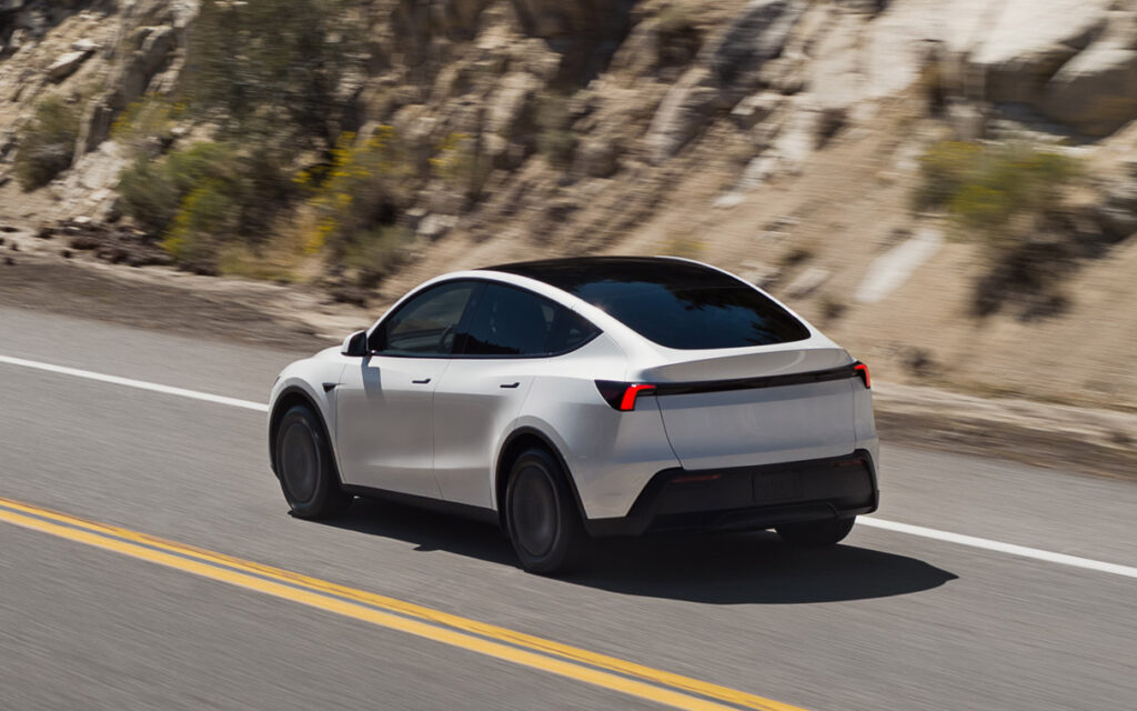 Tesla Model Y Standard / Tesla