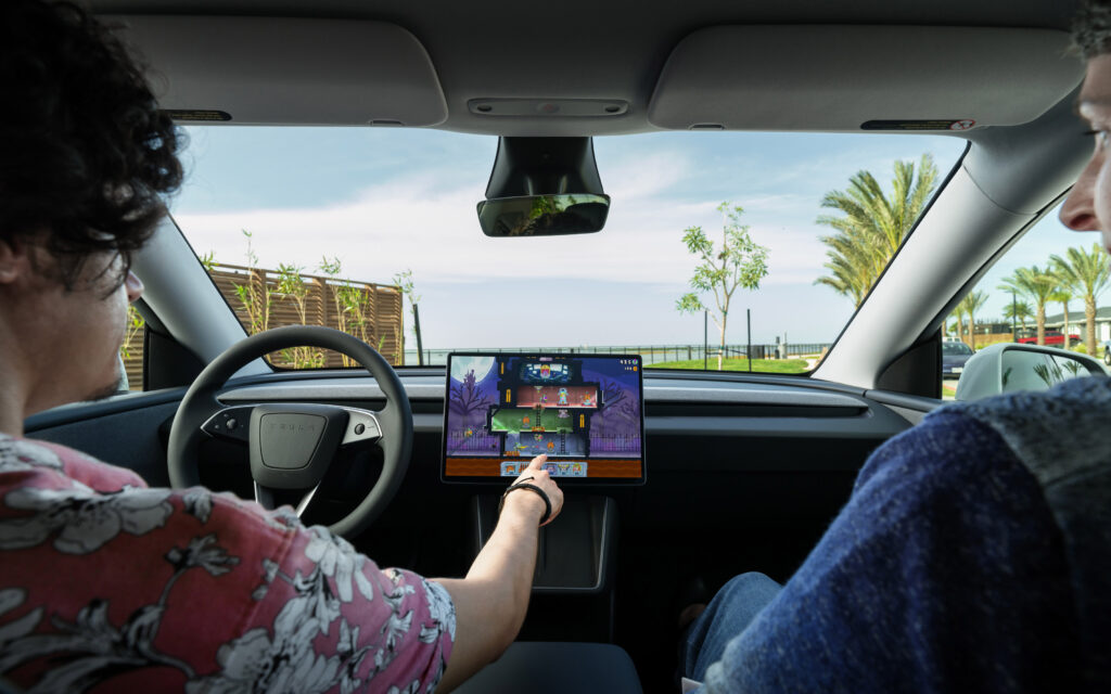 Tesla Model Y Standard / Tesla