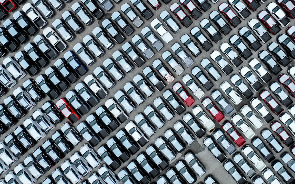 Canada's EV Market Sees Mixed Recovery Amid Regional Disparities